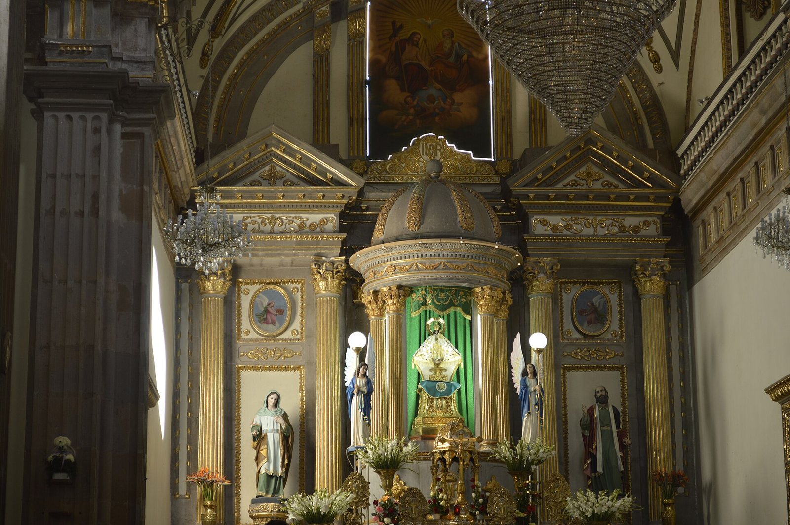 Gilded main altar of the Talpa basilica with the small image of the Virgin of the Rosary under a domed canopy
