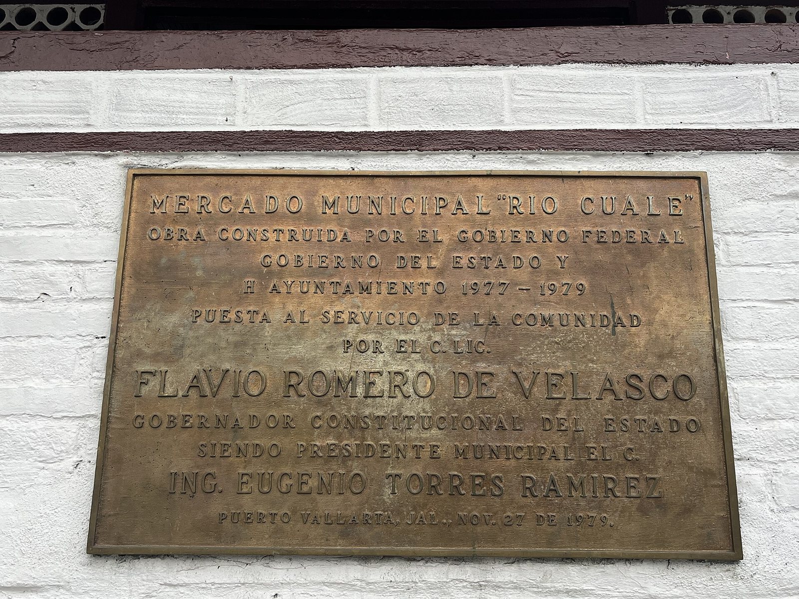 Bronze plaque at the Mercado Municipal Río Cuale stating it was built by the federal, state and city governments between 1977 and 1979